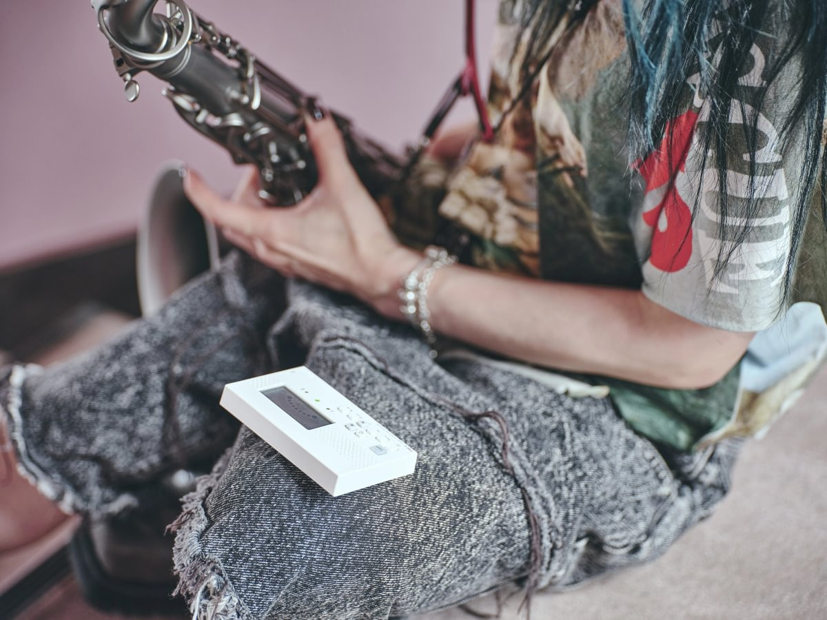 Accordeur Métronome KORG TM-1 blanc avec saxophone