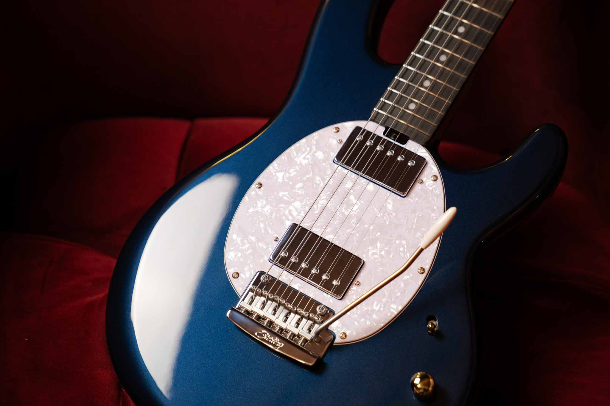 Basse Sterling by Music Man StingRay II Blue Pearl corps