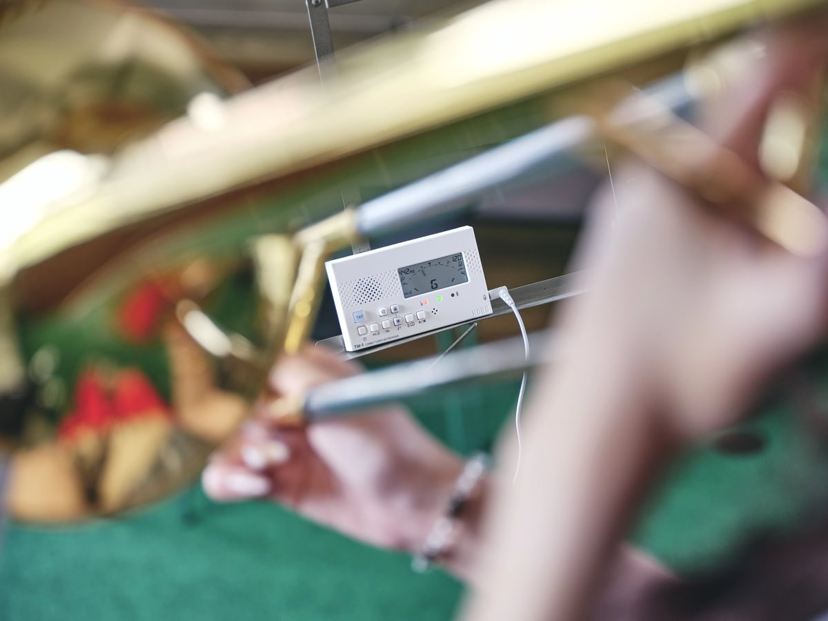 Accordeur Métronome KORG TM-1 blanc et trombone