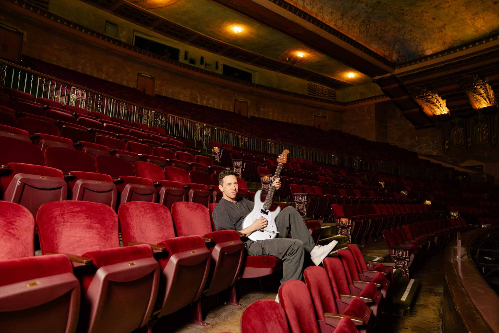 Cory Wong jouant sur la basse StingRay II Silver