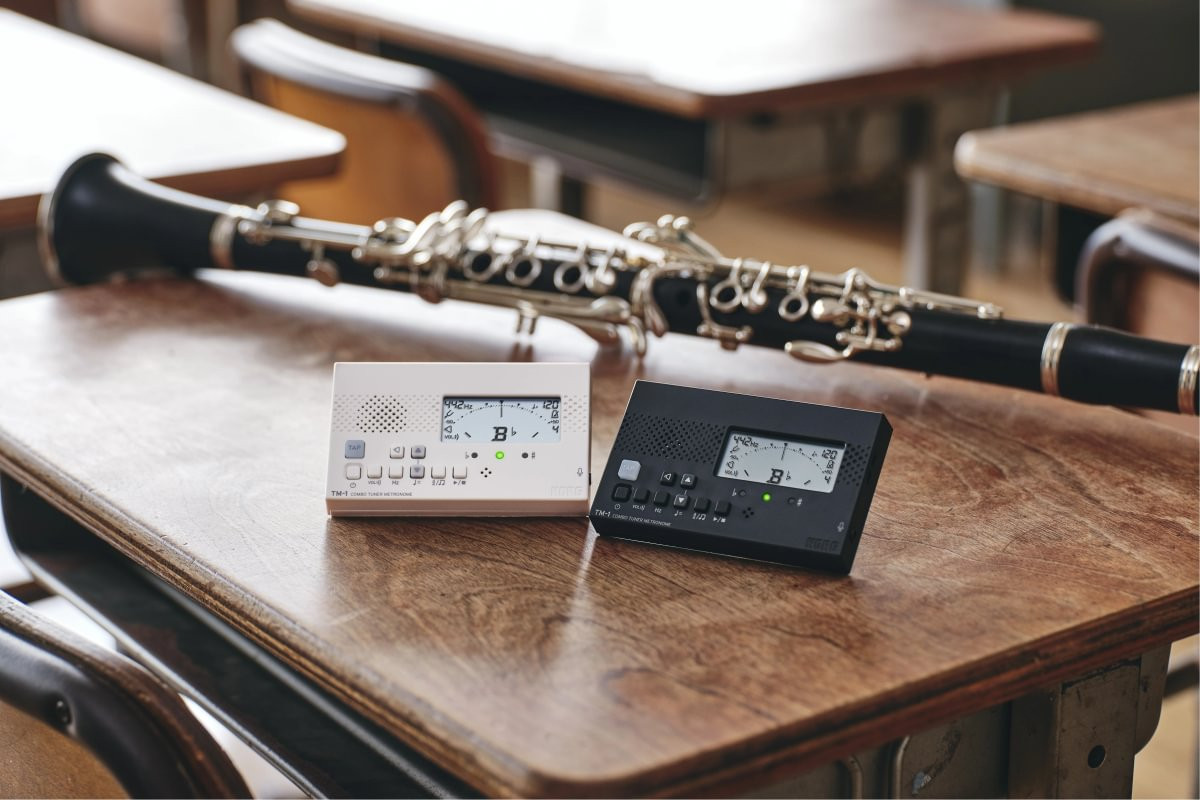 Accordeur Métronome KORG TM-1 noir et blanc avec clarinette