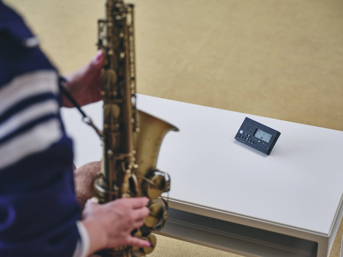Accordeur Métronome KORG TM-1 noir et saxophone