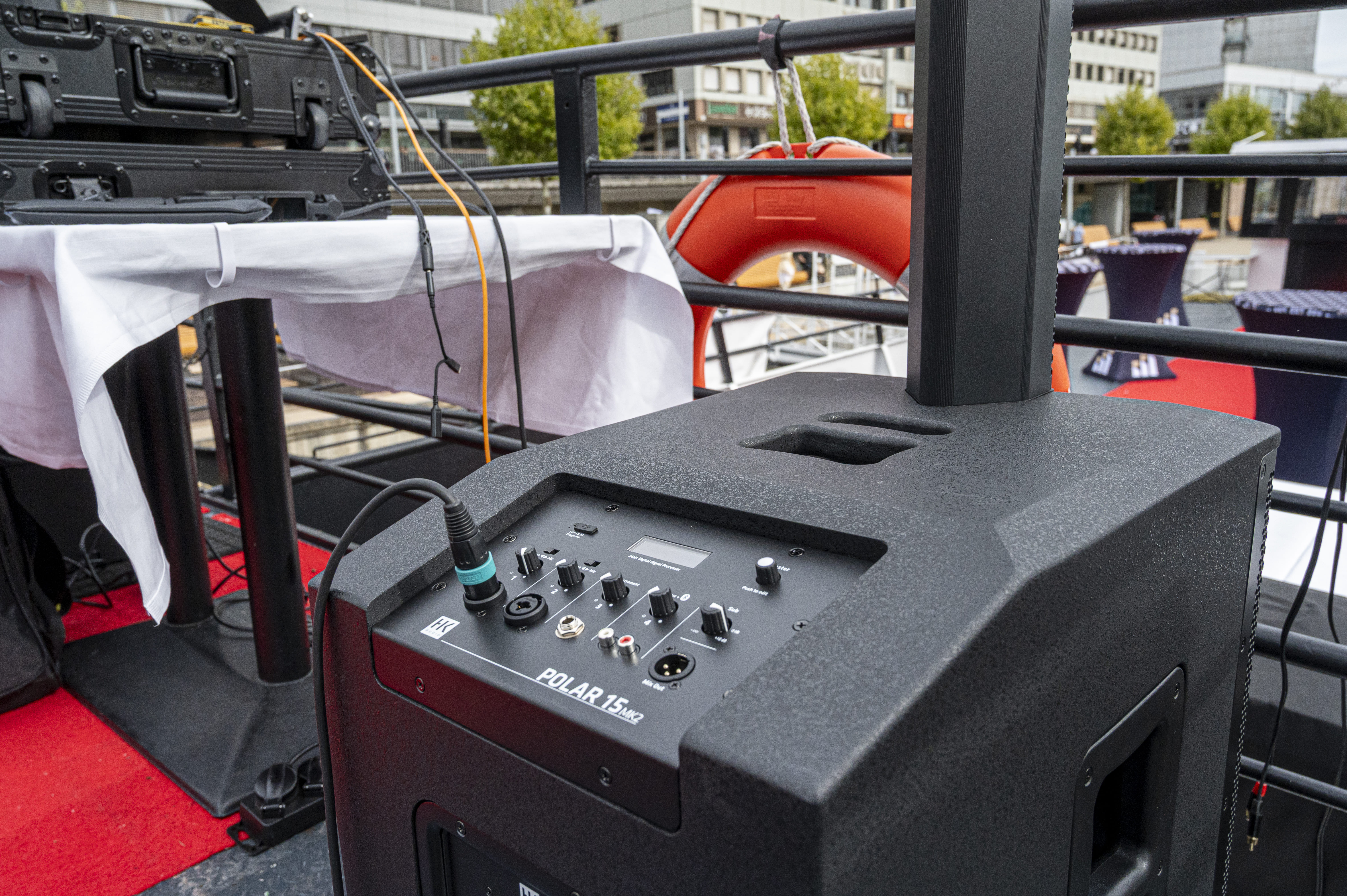Enceinte HK AUDIO Polar 15 MKII subwoofer lifestyle