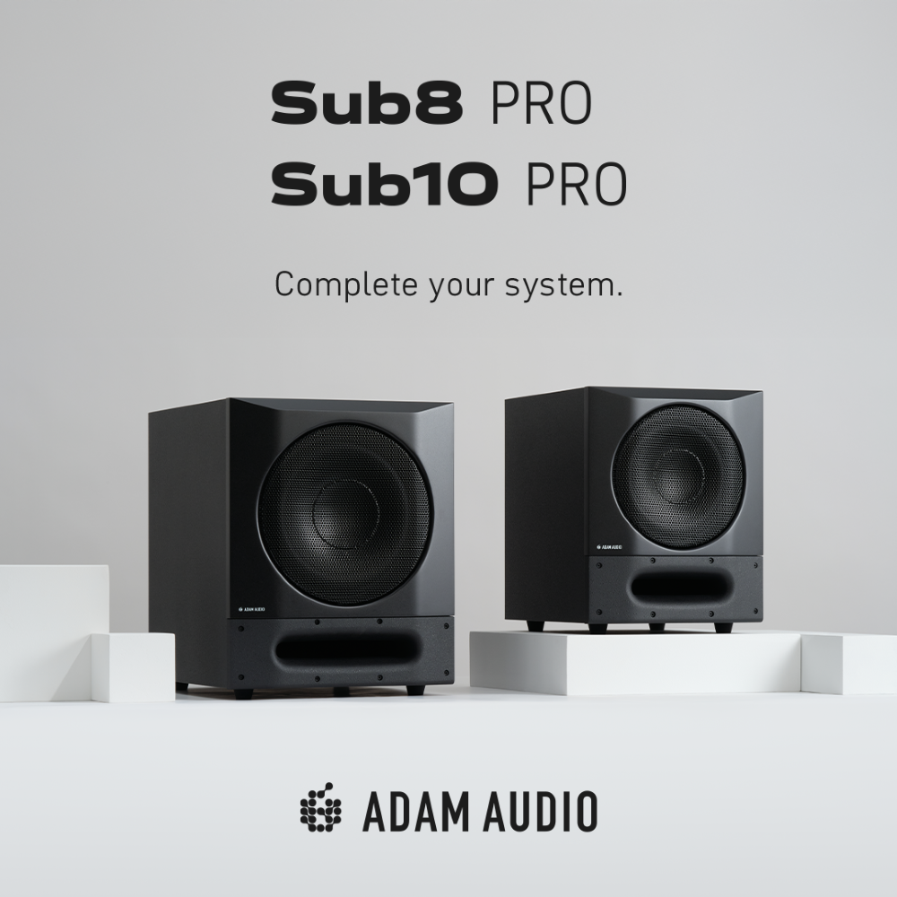 Deux caissons de basses ADAM Audio, modèles Sub8 PRO et Sub10 PRO, présentés sur des socles blancs avec le slogan « Complete your system ».