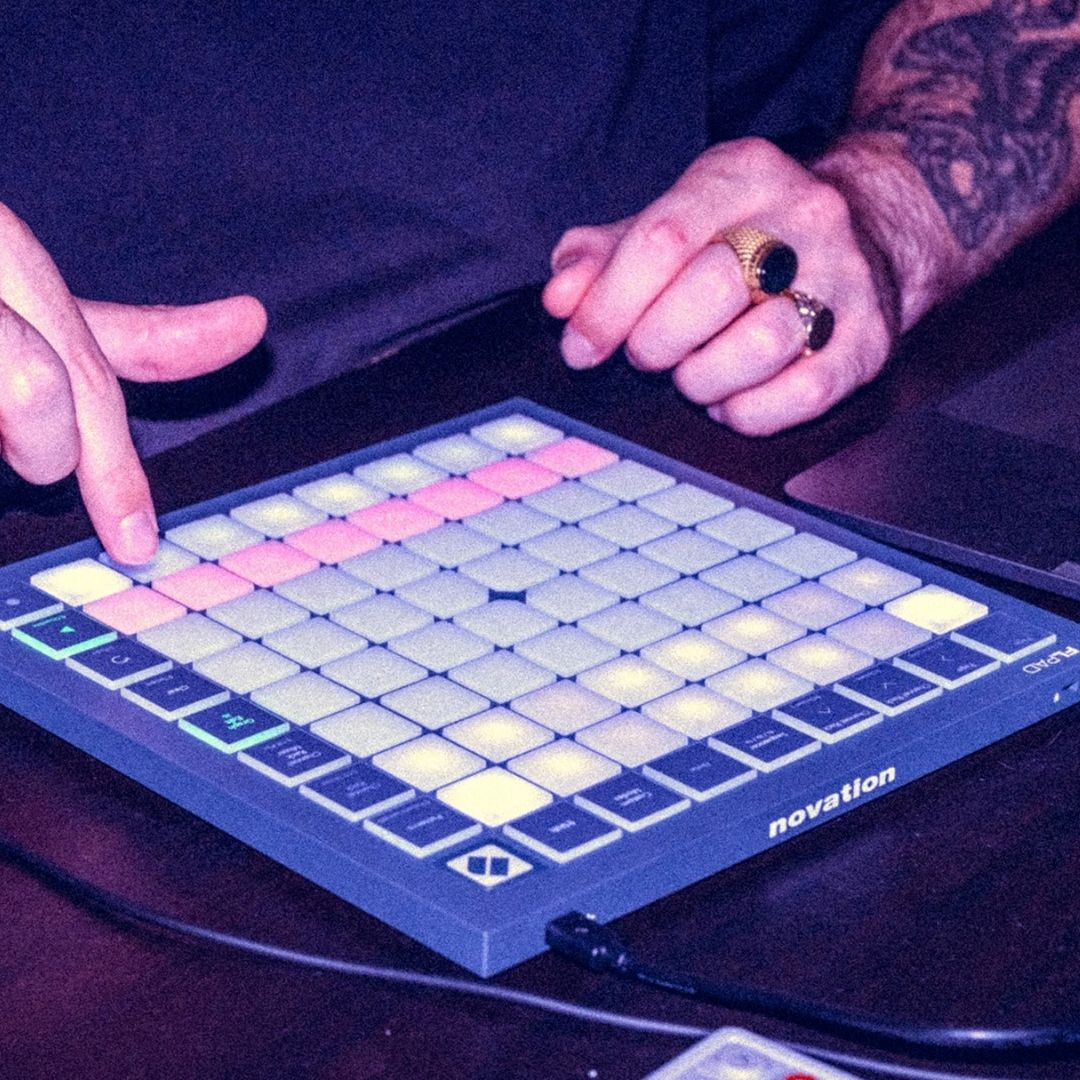 Gros plan sur un contrôleur MIDI Novation à pads lumineux.