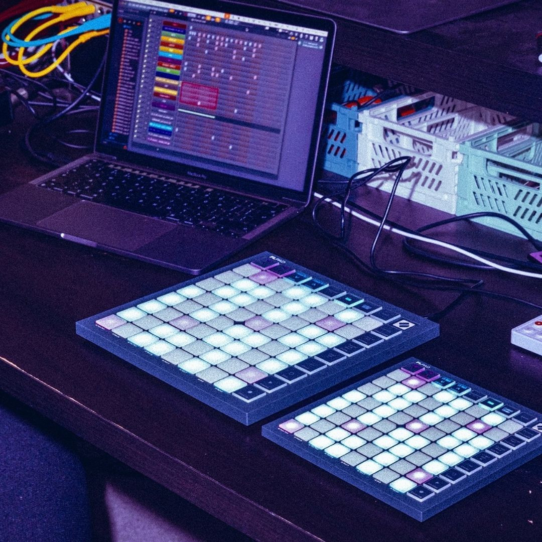 Installation musicale avec ordinateur portable et contrôleurs MIDI lumineux