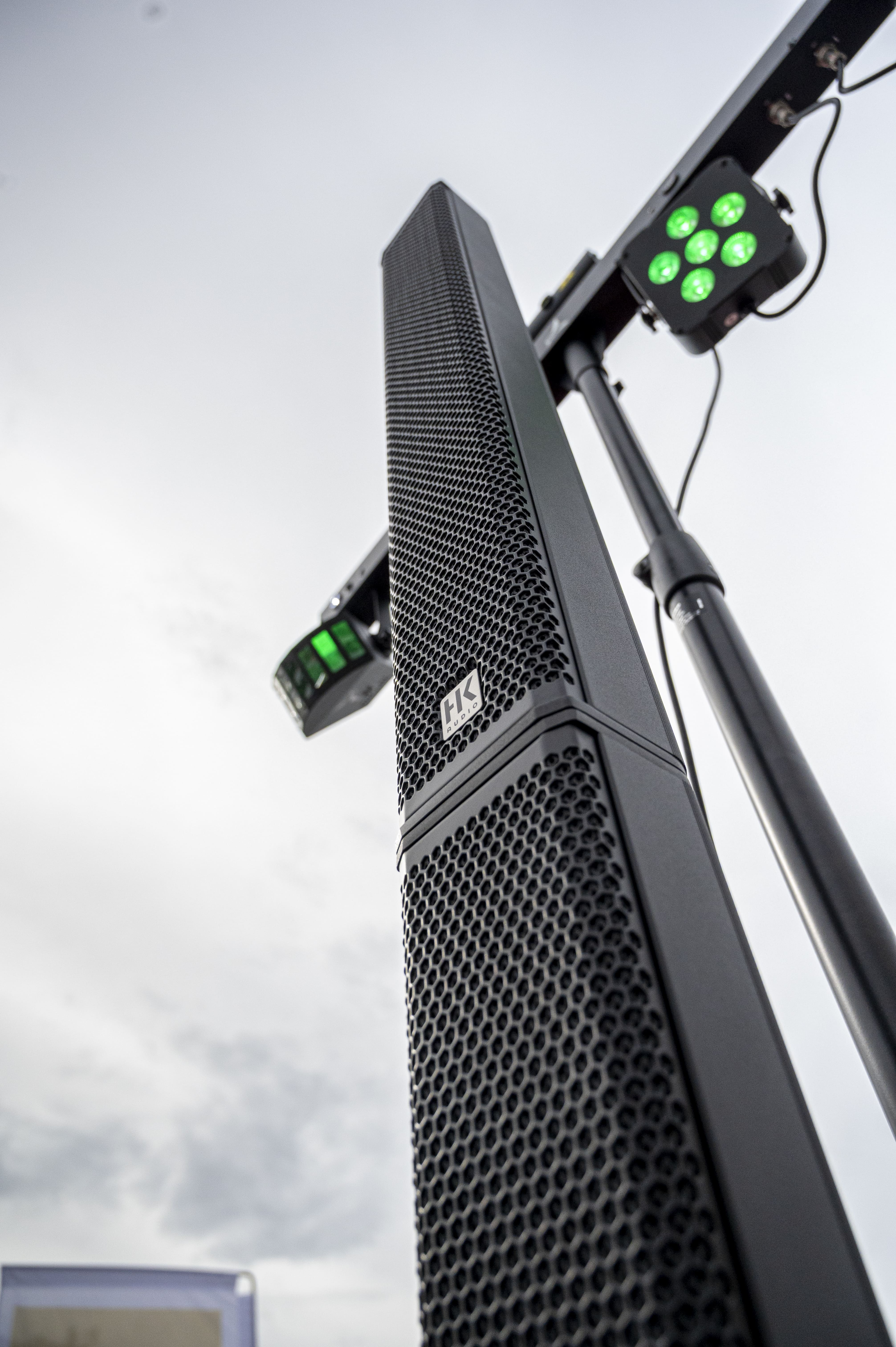 HK AUDIO Polar 15 MKII vue contre plongée avec lumière montée